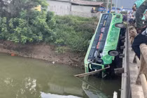 Người dân bàng hoàng nhìn xe khách 45 chỗ lao xuống sông