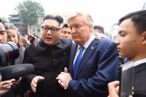 Bản sao Tổng thống Mỹ và nhà lãnh đạo Kim Jong-un náo động ở Hà Nội