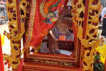 Hình ảnh xấu xí nhét tiền vào kiệu trước giờ khai ấn đền Trần 2019