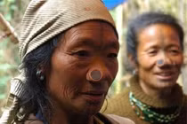 Kỳ dị bộ tộc phụ nữ có "mũi quỷ" mới dễ lấy chồng 