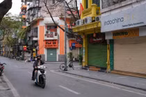 Người Hà Nội đóng cửa hàng khi số ca mắc Covid-19 tăng kỷ lục