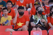 Bùi Tiến Dũng và vợ gặp sự cố, phải mặc áo đỏ mới được vào sân