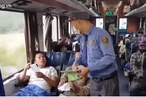 Video: Khách đi tàu Bắc - Nam bất ngờ vì được phát khẩu trang miễn phí