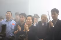 Hàng vạn người hành hương trong làn sương mù Yên Tử