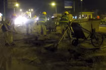 Gặp nạn vì dầu trộn bùn đổ ngập cầu Chương Dương