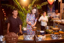 Hoa hậu Ngọc Diễm trổ tài rán bánh xèo