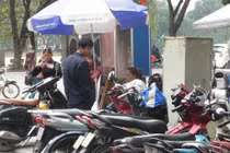 “Nóng” đổi tiền lì xì... giá “chát“