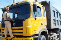 “Giá đắt” cho các tài xế liều tông CSGT