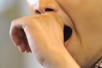 Ngáp là do đâu?
