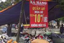 Đổ xô mua quần áo hàng thùng giá 10.000 đồng/chiếc