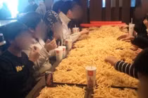 Cửa hàng McDonald đuổi trẻ con vì… ăn quá nhiều