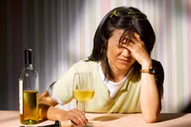 Cảnh báo: Uống rượu có nguy cơ mù mắt, tử vong