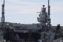 Lộ ảnh tàu sân bay Kuznetsov Nga đang nằm ổ