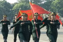 Mục kích “bóng hồng” QĐND Việt Nam luyện tập diễu binh
