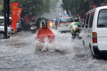 Hà Nội đang mưa lớn, có thể ngập lụt nhiều nơi