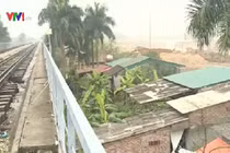 Ngang nhiên lấn chiếm hành lang giao thông cầu Thăng Long