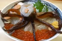 Hãi hùng tô mỳ trộn hải sản ngọ nguậy