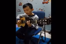 Cậu bé vừa đàn vừa hát cover “Chắc ai đó sẽ về“