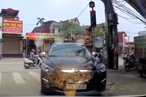 Video: Nam tài xế “ngang nhiên” dừng ô tô chặn đầu xe khác rồi bỏ đi