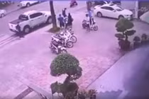 Video: Không đem hàng lên tầng 4, shipper bị đánh bỏ chạy