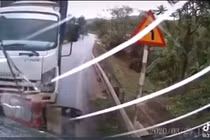 Video: Vượt ẩu bất ngờ, xe tải va chạm kinh hoàng với xe đi ngược chiều