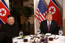 Ông Donald Trump viết gì trên Twitter sau bữa tối với Kim Jong-un?