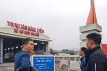 Hà Nội: Vạ vật, ăn ngủ trước trung tâm đăng kiểm 3 ngày chưa xong
