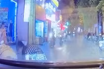 Video: Phát hoảng nữ tài xế xe máy đột ngột ngã trước đầu ôtô