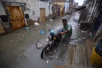 Tận mục cuộc sống người dân Pakistan khốn khổ vì mưa lớn