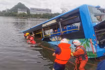 Trung Quốc: Xe buýt chở học sinh đi thi đại học lao xuống hồ