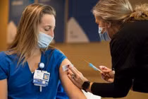 Người chưa tiêm vaccine có nguy cơ tái nhiễm COVID-19 cao gấp đôi