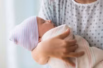 Sai lầm phổ biến khi giữ ấm cho trẻ sơ sinh mùa đông