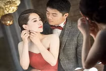 Đêm tân hôn chồng ném bộ quần áo và đi mất sau cuộc điện thoại 