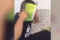 Video: Đang chơi điện thoại, bị vợ mang keo dính chuột úp vào mặt