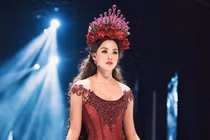 Video: Hoa hậu Tiểu Vy sải bước catwalk như người mẫu chuyên nghiệp