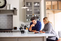 Cố vay tiền mua nhà đất, vật vã chi tiêu còng lưng trả nợ