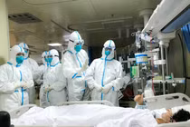 Video: Xúc động nhân viên y tế cổ vũ tinh thần bệnh nhân nhiễm virus corona