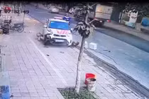 Video: Taxi mất lái tông trúng 2 người phụ nữ đi nhặt ve chai