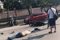 Xe bán tải vượt ẩu, tông 2 thanh niên đi xe máy nguy kịch