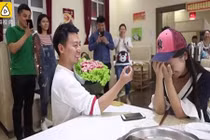 Cầu hôn bạn gái bằng hoa... thịt