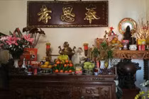 Dọn bàn thờ nên dùng tro hay dùng cát để cho vào bát hương?