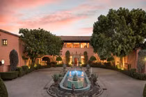 Trong biệt thự 'Bố Già' trị giá 135 triệu USD ở Beverly Hills