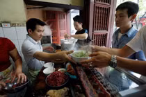 Qua 1 đêm: Chủ quán phở, xưởng đậu phụ... bỗng thành giám đốc