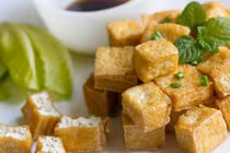 Mẹo rán đậu phụ vàng giòn bên ngoài chín ngọt bên trong