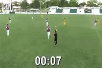 Video: Cầu thủ chưa kịp chạm bóng đã ngay lập tức bị đuổi khỏi sân