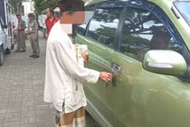 Đi ăn xin nhưng có ô tô riêng, người đàn ông bị 'ném đá' dữ dội