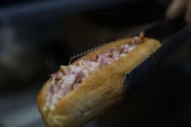 Tranh cãi về quán bánh mì bán thịt sống ở Hà Nội