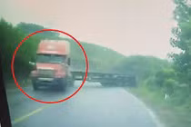 Video: Container drift "khét lẹt" và cái kết như phim hành động ở Quảng Ninh
