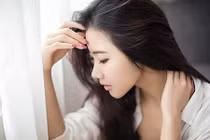 Chết sững nhìn chồng đèo "em kết nghĩa" đi ra từ ... nhà nghỉ
