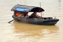 Video: Nước biển Hạ Long bị “nhuộm” màu vàng đục